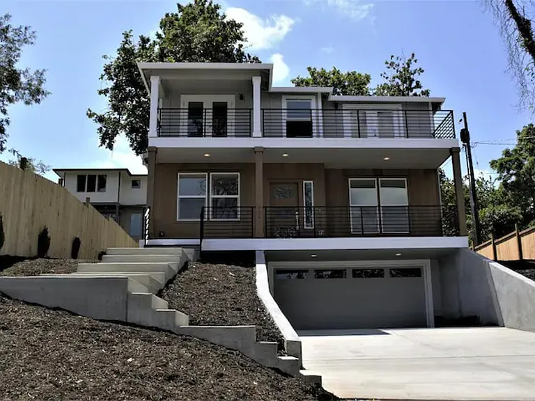 934 Ash St — Photo 1