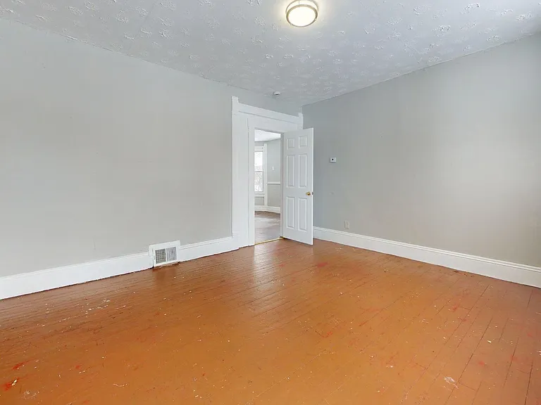 3165 W 31st St — Photo 28