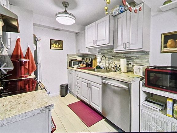 3rd image of 1002 Newport Dr #G