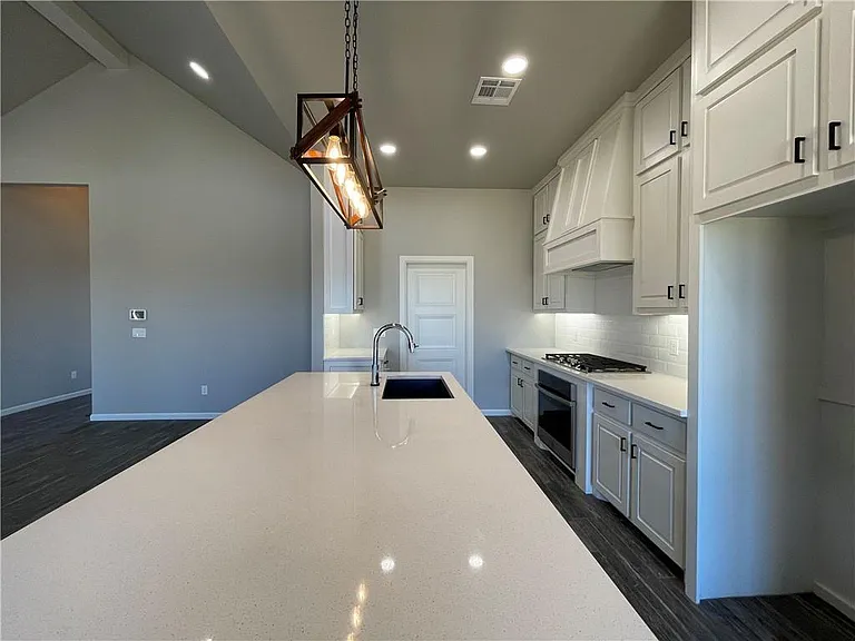 15809 Capri Ln — Photo 10
