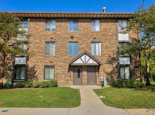 1 Timber Ln APT 1, Vernon Hills, IL 60061