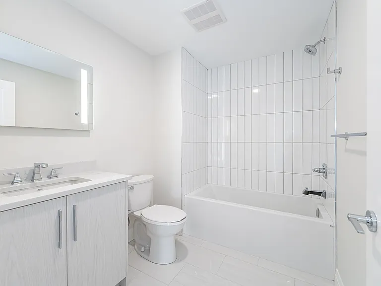 460 Columbia St W — Photo 202