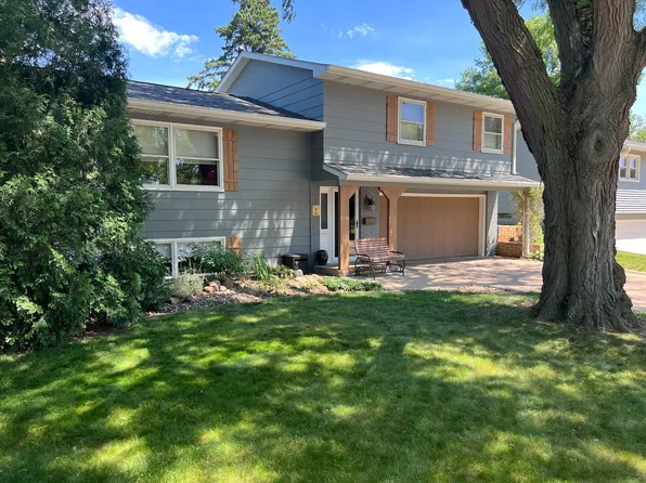 3223 Kenwood Ave, Davenport, IA 52807