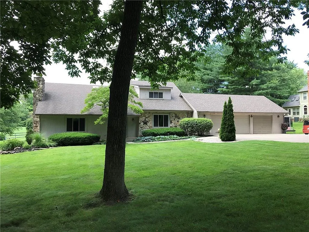 611 N Forest Rd photo 1