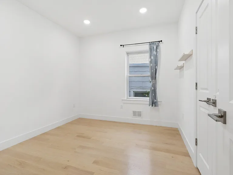 131 Zabriskie St — Photo 24