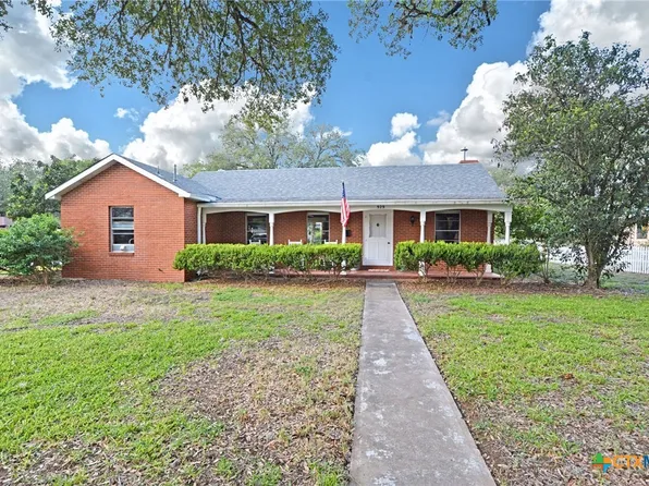 929 E Cedar St, Seguin, TX 78155