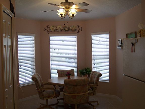 Breakfast Nook w/bay windows