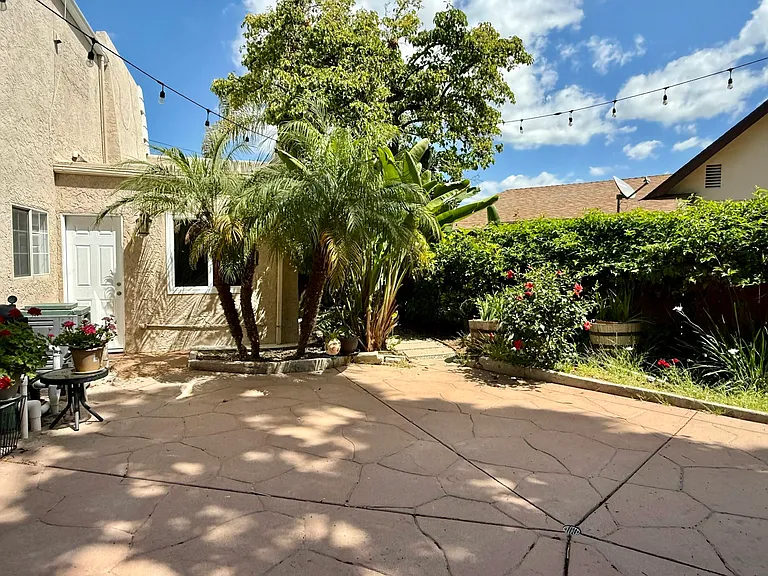 Private Entrance from side walkway