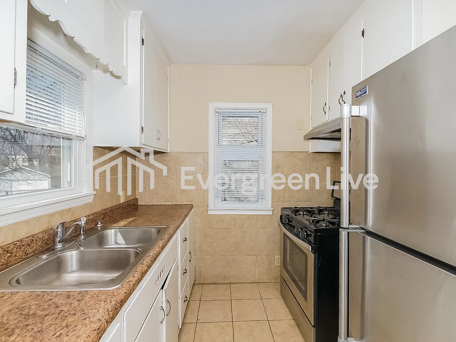 3 bed, 1.0 bath, 996 sqft, $1,945 — Photo 3