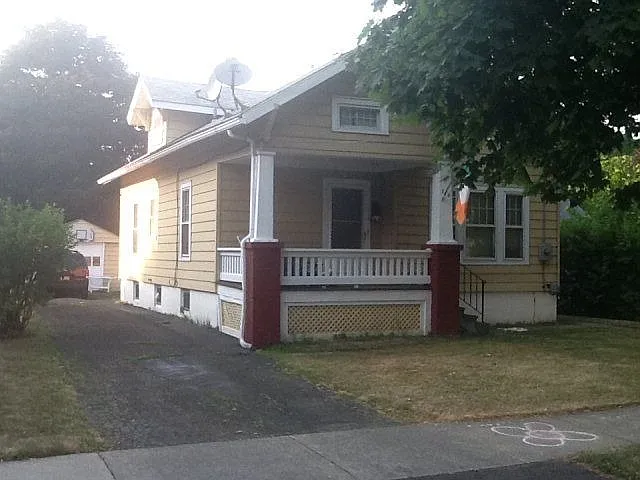 570 Thompson St photo 1