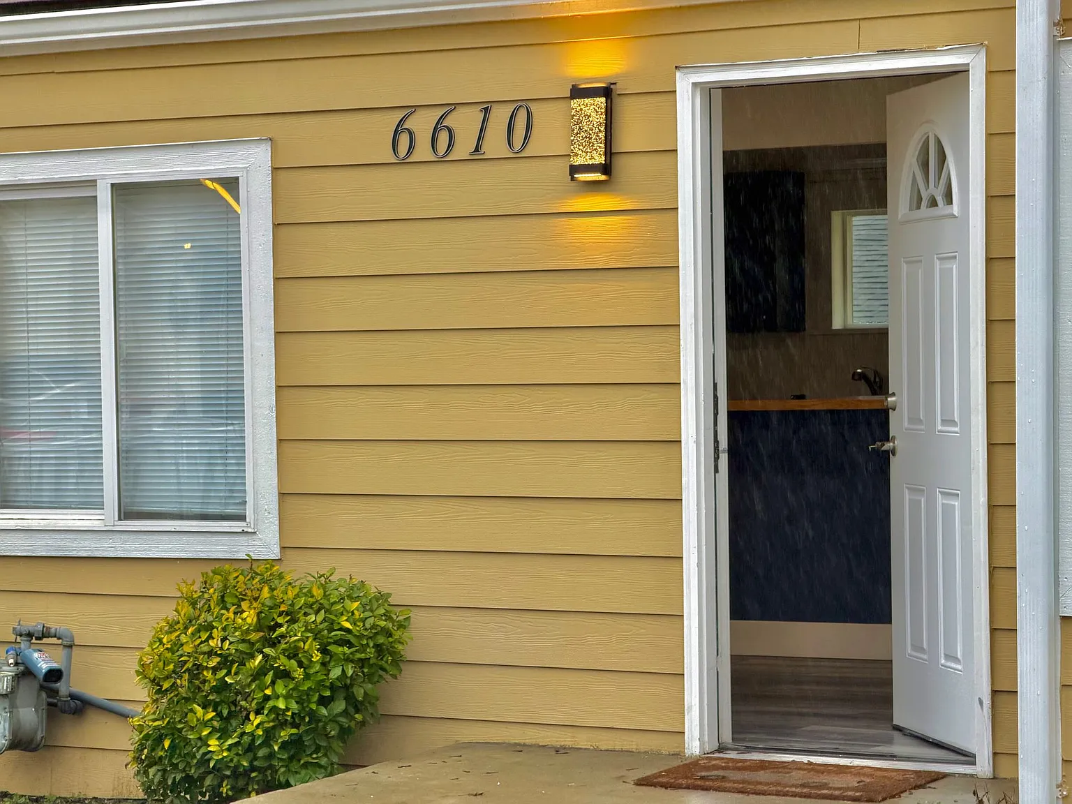 Stunning, Newly Renovated 2BR | 1BA — Photo 2