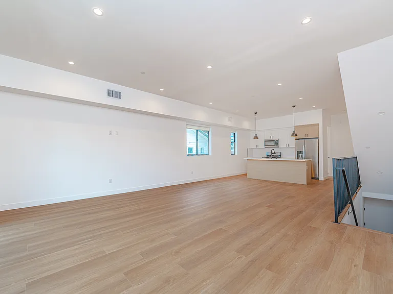 1342 Portia St — Photo 2