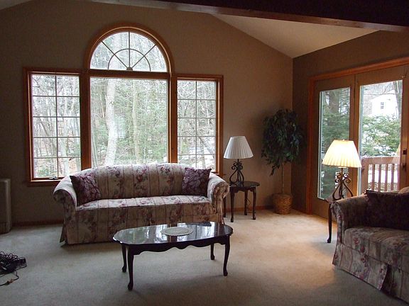 Greatroom w/vaulted ceiling and picture window