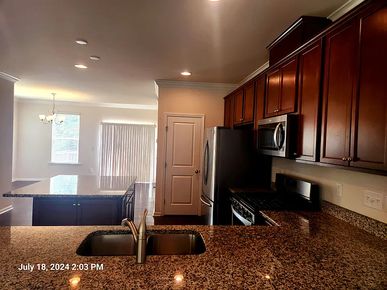 1128 Finch Ct — Photo 2