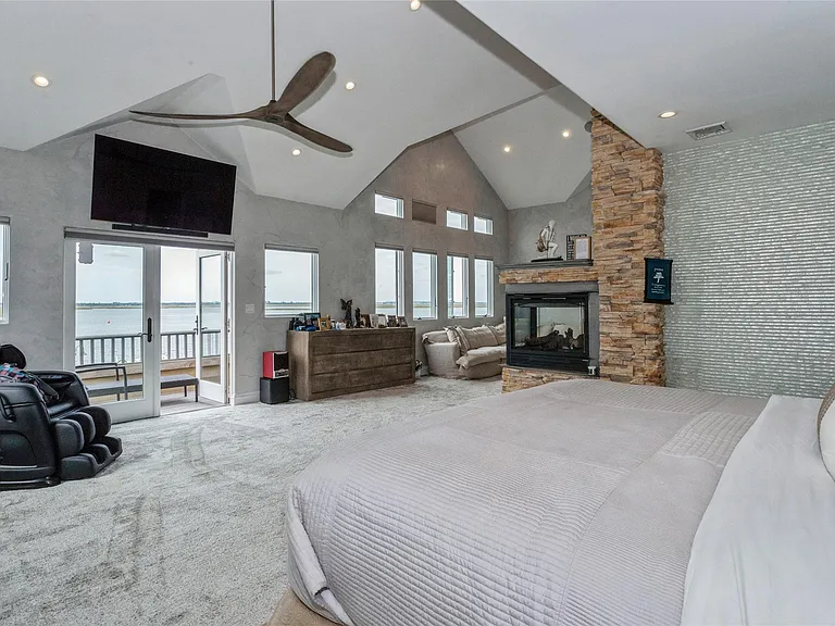 319 Harbor Dr — Photo 22
