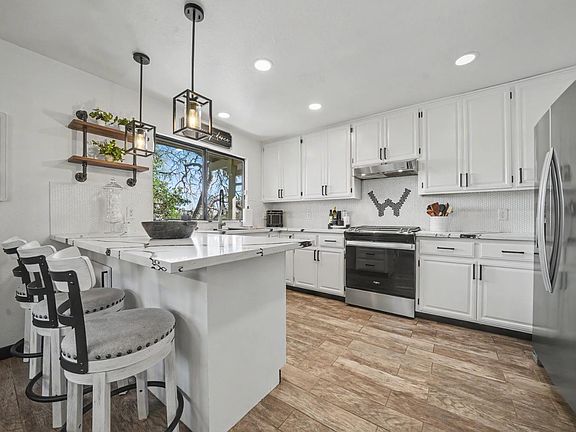3rd image of 2077 Greenbriar Rd