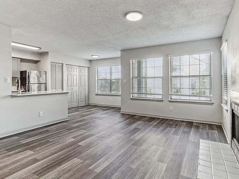 Summerlake Apartments — Photo 4