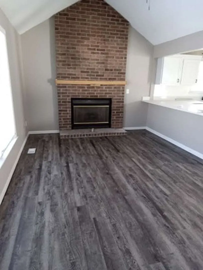 Available Now !! Large Sf In Lee's Summit — Photo 1