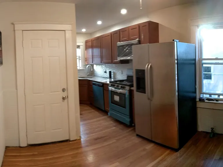 95 Woodbine St — Photo 2