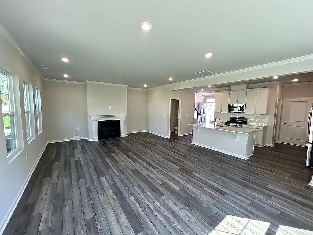 3 bed, 2.5 bath, 1924 sqft, $1,995 — Photo 4