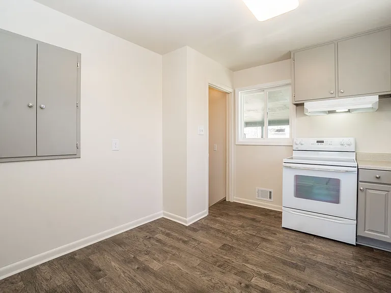 7028 Lipan St — Photo 8