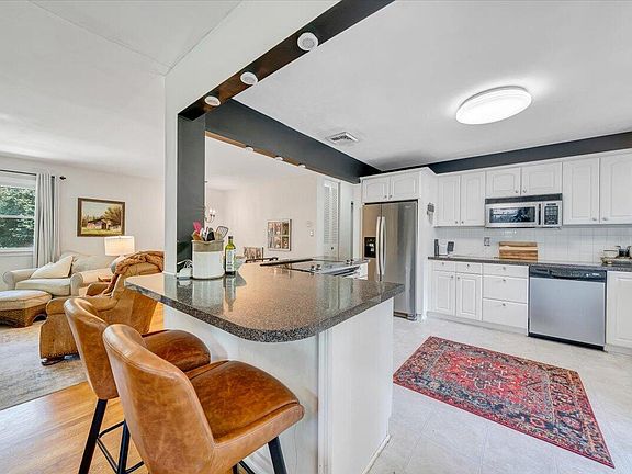 5th image of 3428 S Park Cir