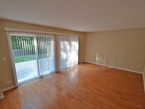 3rd image of 475 Lexington Ln