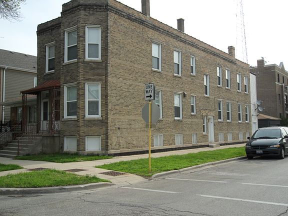 2nd image of 3052 W Roscoe St