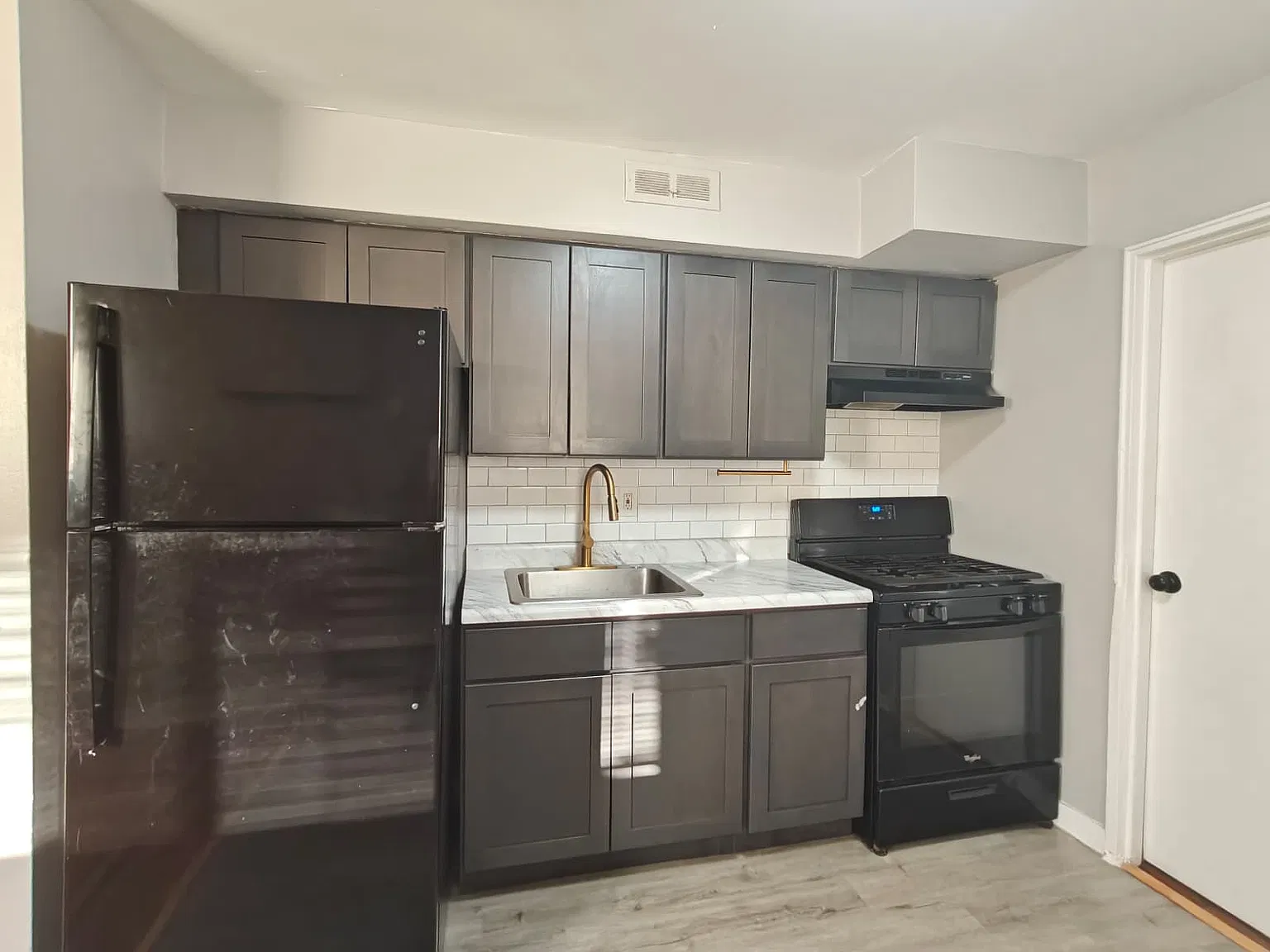 Beautiful Apartment Available Now! — Photo 2
