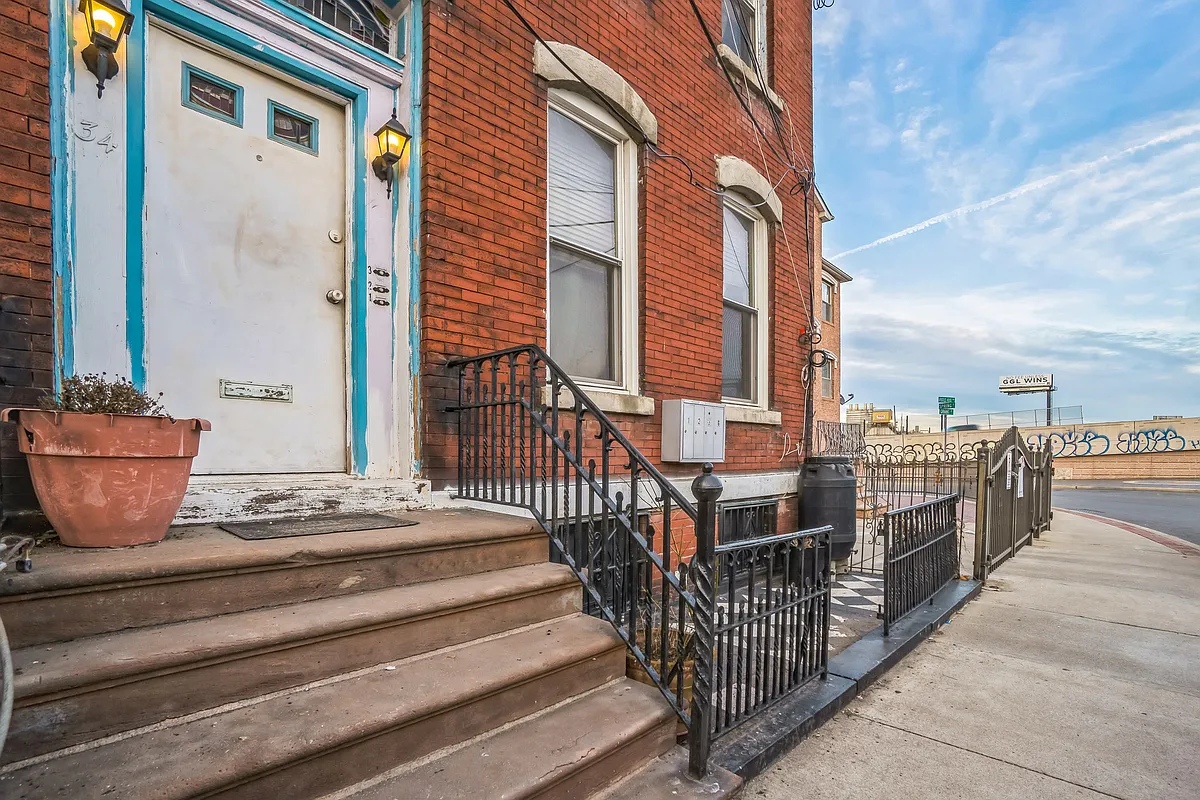 front of building - 34 Grant St #3