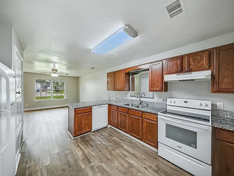 102 NW Park St #2 — Photo 13