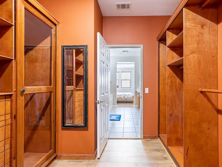 Walk-in-closet