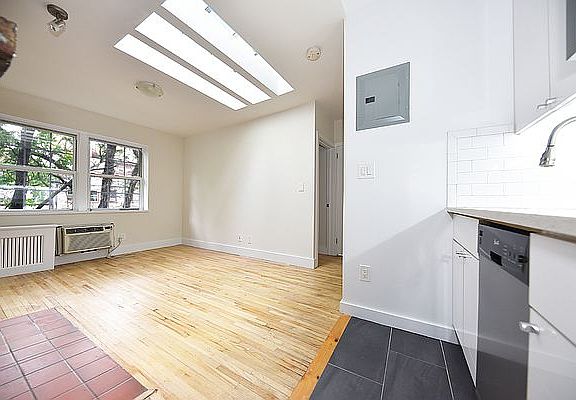 4th image of 244 W 20th St APT 4R