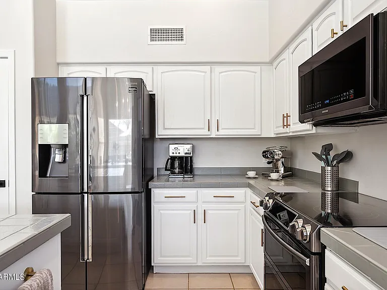 1125 E Irma Ln — Photo 19