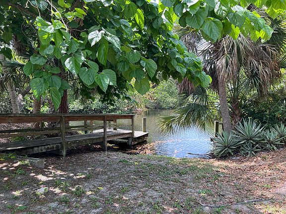 deeded water access behind house