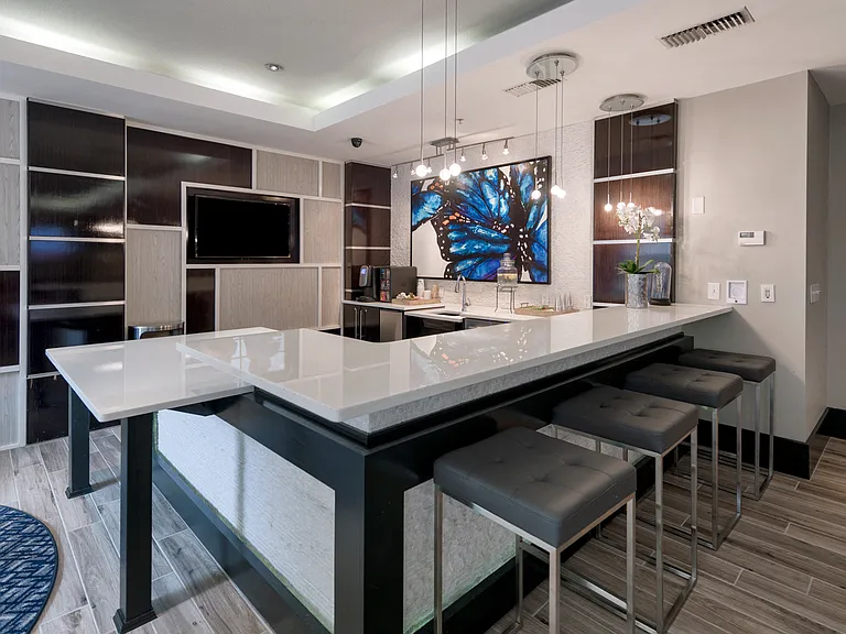 800 Carlyle — Photo 12