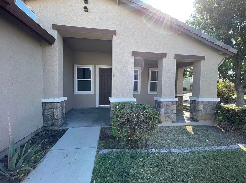 Lovely 3 Bedroom w/ Bonus Room in Patterson — Photo 4