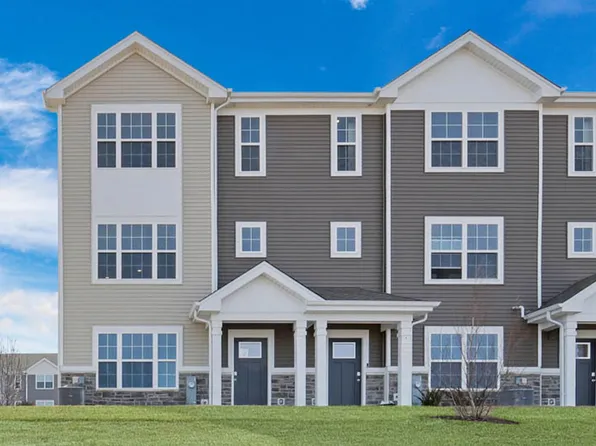 2700 Arrowhead Dr, Pingree Grove, IL 60140