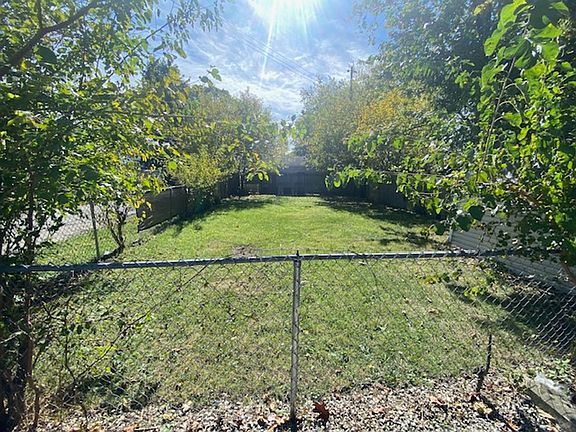 4th image of 887 E Como Ave