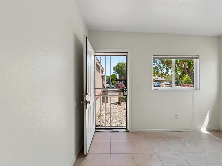 13507 W Stella Ln — Photo 2