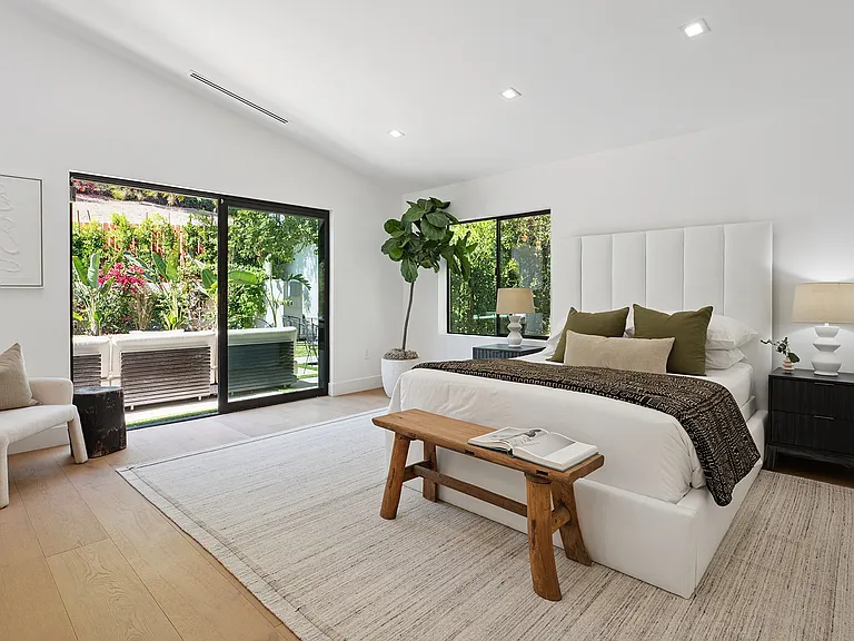 22270 Avenue San Luis — Photo 41