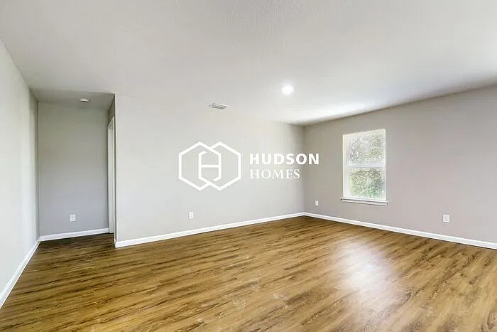 3 bed, 2.0 bath, 1298 sqft, $1,415 — Photo 3
