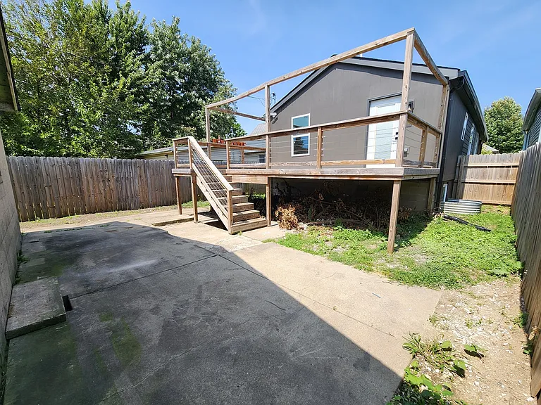939 Albany St — Photo 15