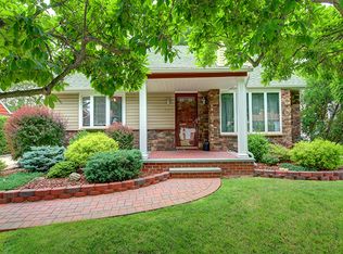 580 Seminole Rd, Franklin Square, NY 11010