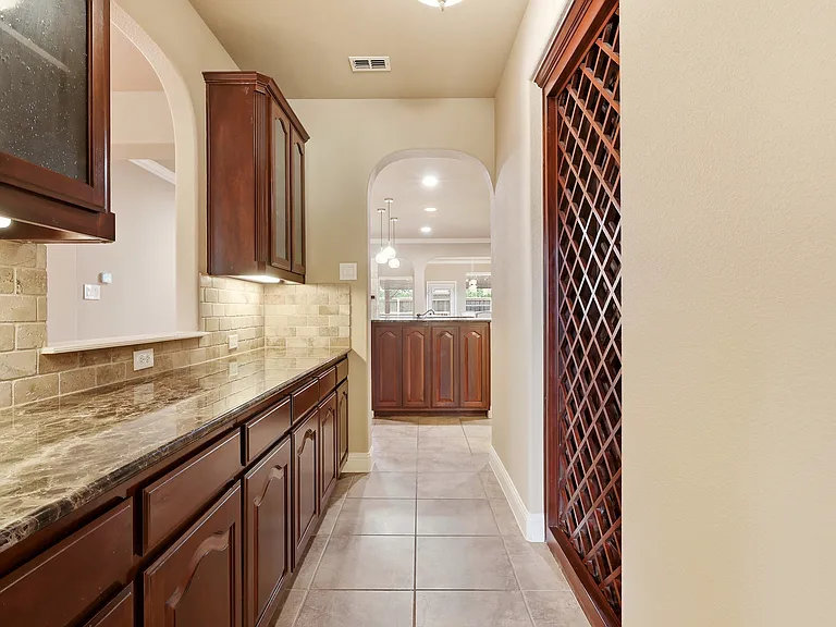 627 Seymour Dr — Photo 7
