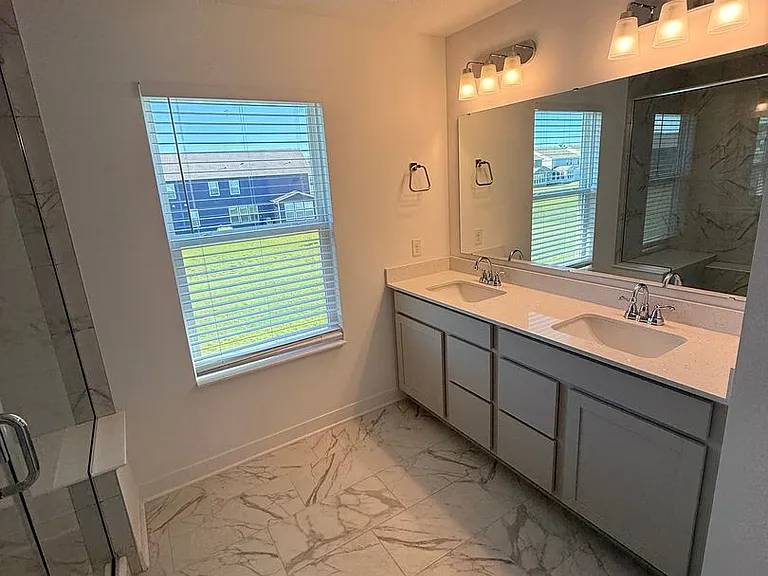 1046 Elmwood Ln — Photo 23