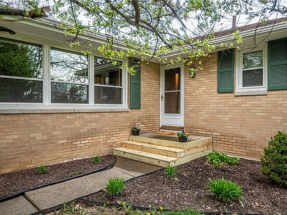 2nd image of 819 Karen Ln