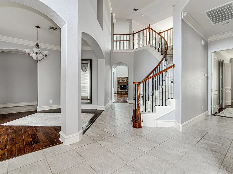 828 Thomas Crossing Dr — Photo 4