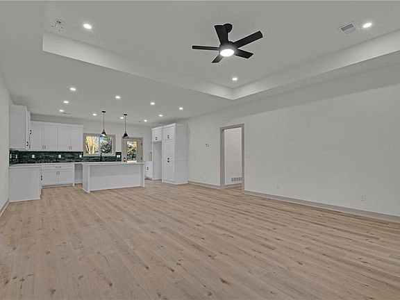 5th image of 501 East St