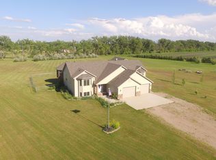 1648 Drews Dr, Grand Forks, ND 58201